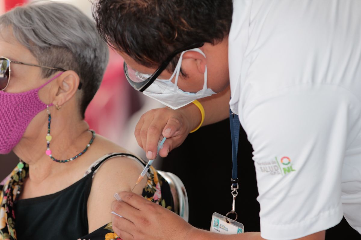 Colabora UDEM con vacunación en San Pedro | UDEM
