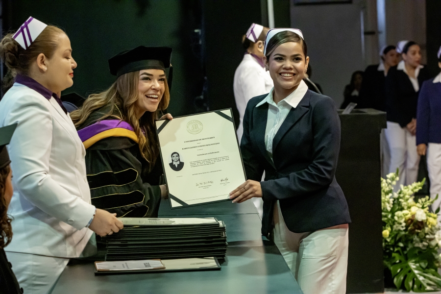 Llaman A Graduados De Enfermer a A Nunca De Dejar De Explorar Y Llaman A Graduados De Enfermer a A Nunca De Dejar De Explorar Y