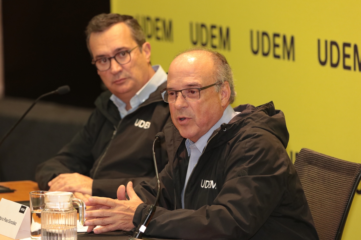 Rector Mario Páez en conferencia de prensa