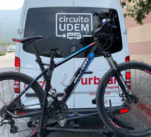 Llega en bici