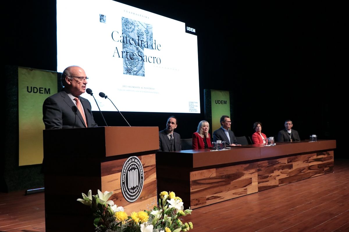 Rector Mario Páez en la Cátedra de Arte Sacro