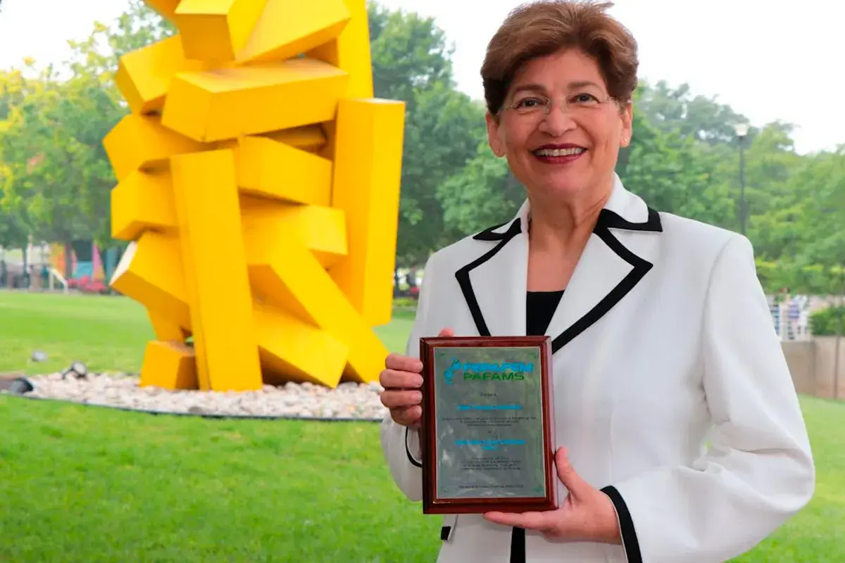 Doctora de la UDEM recibe máximo premio en educación médica   