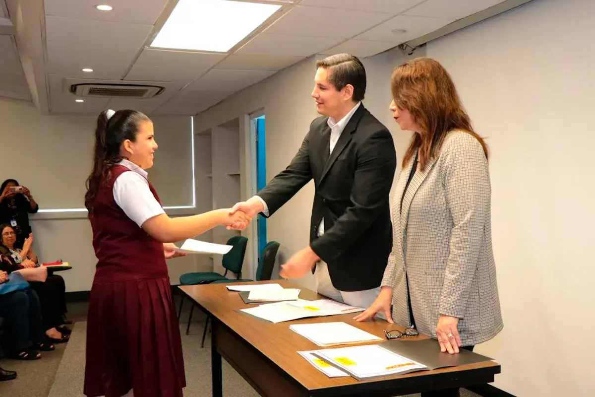 Refuerzan estudiantes enseñanza de programación en escuelas públicas