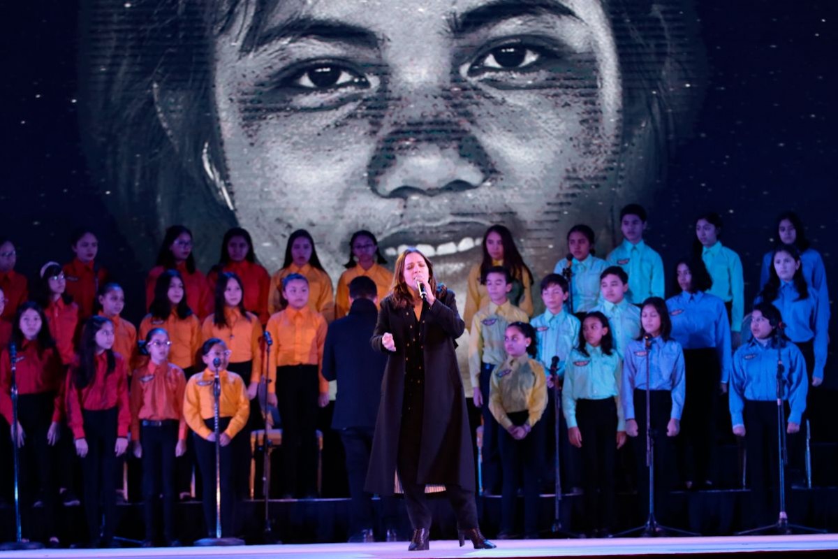 Natalia Lafourcade y el coro de niñas y niños del Centro Cultural Rosa de los Vientos