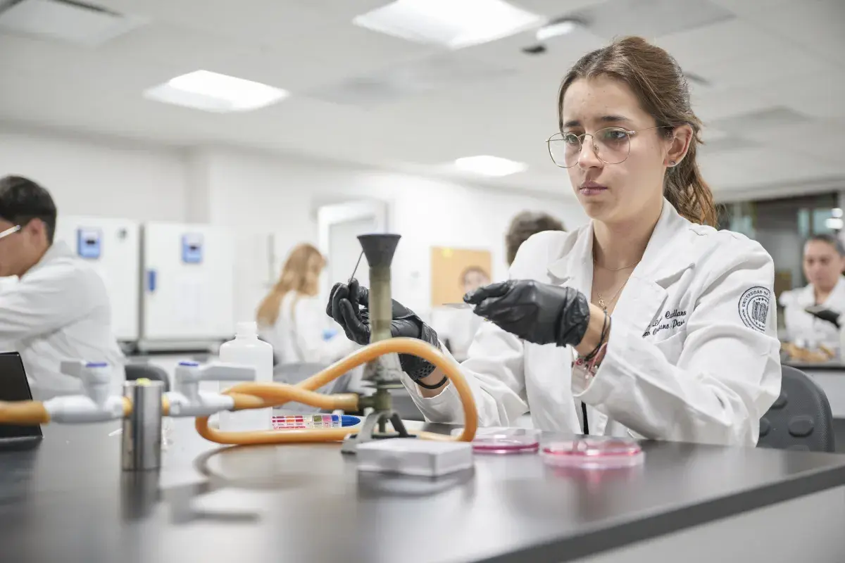 Alumna en laboratorio de microbiologia