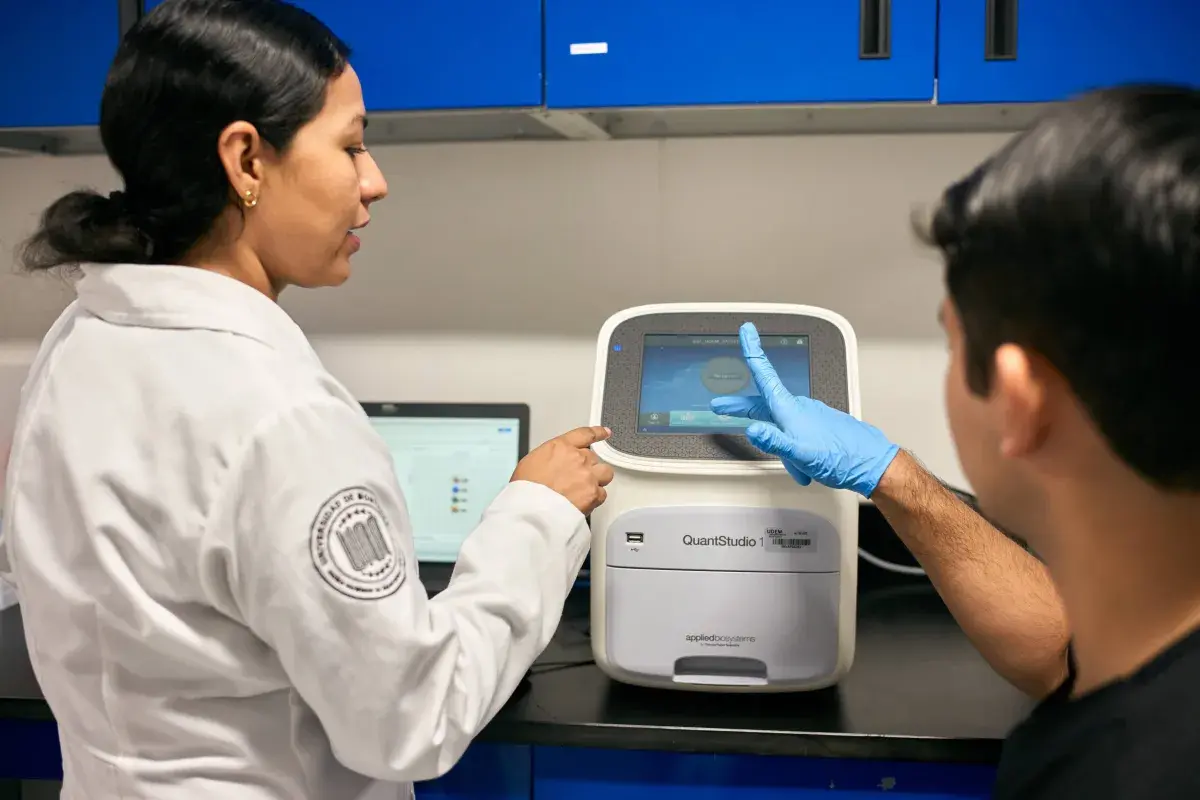 Alumna en laboratorio biología