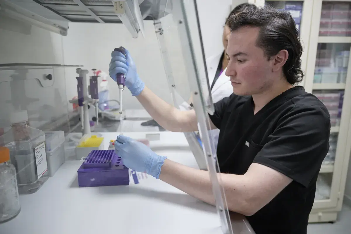 Alumno en laboratorio biología