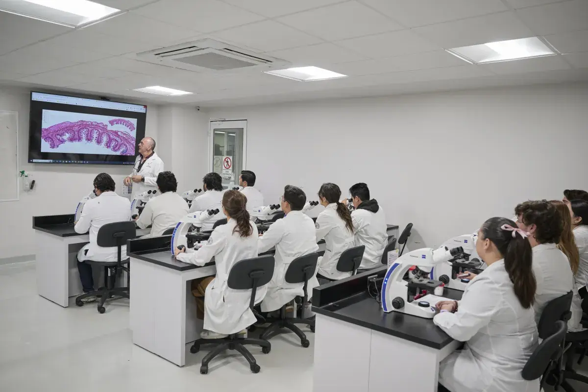 	alumnos_en_lab_hispatologia