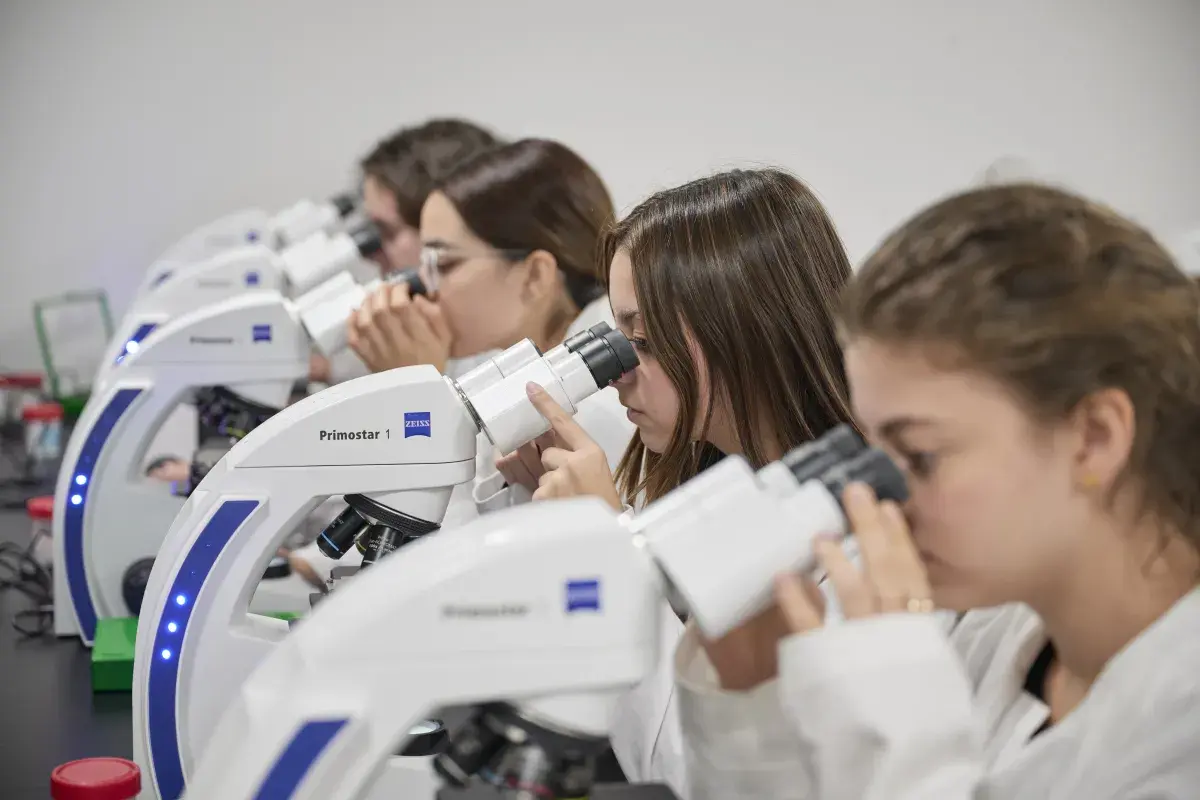 alumnos_en_microscopoio