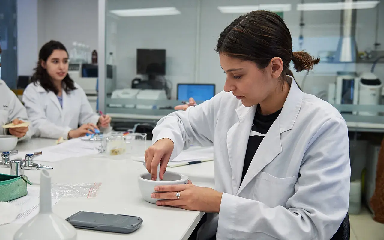 Alumna moliendo alimentos.