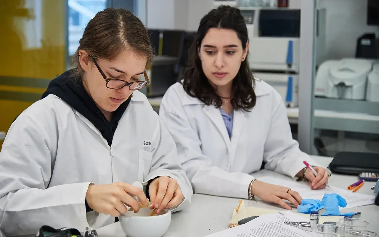 Alumna moliendo alimentos.