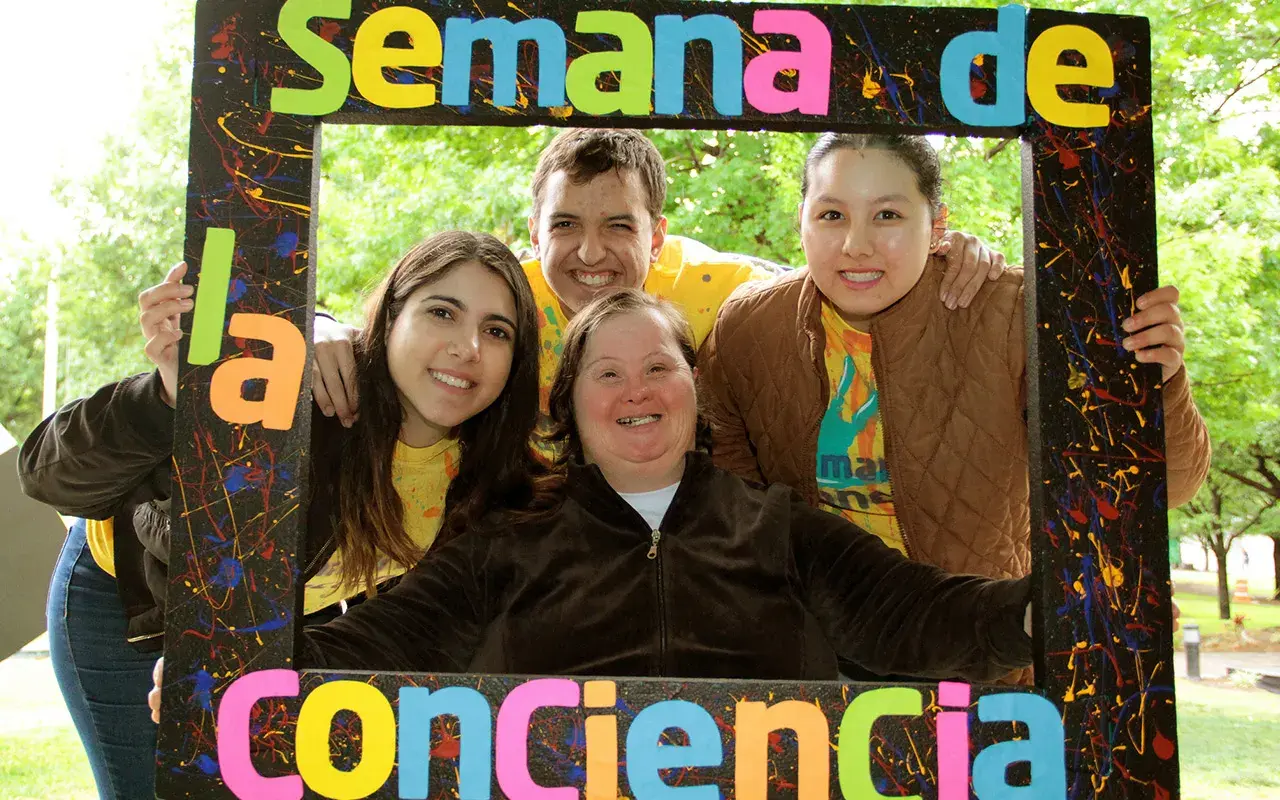 personas sonriendo