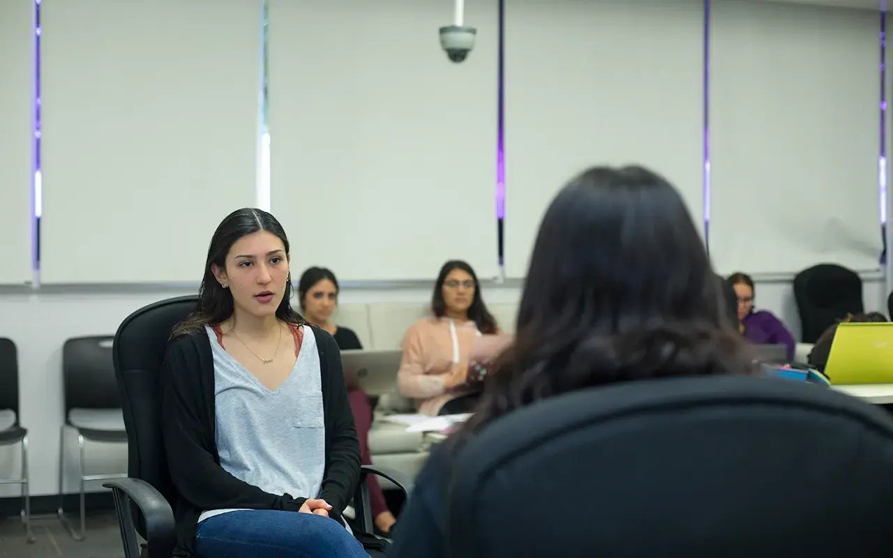 Alumnas en clase dentro de cámara gesell.