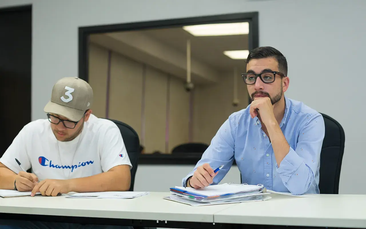 Alumnos en clase dentro de cámara gesell.