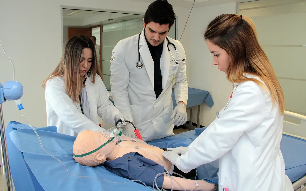 Alumnos con simulador humano niño.