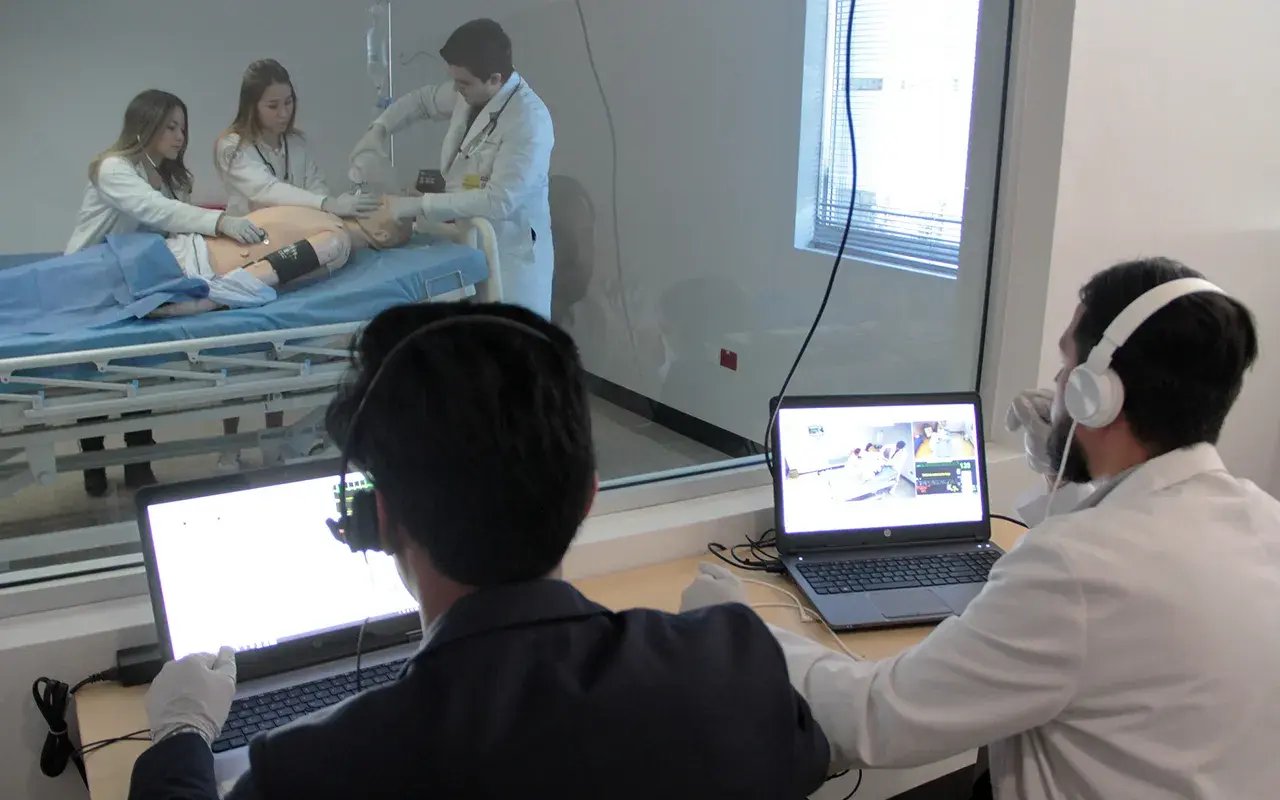 Maestros monitoreando práctica de simulación.