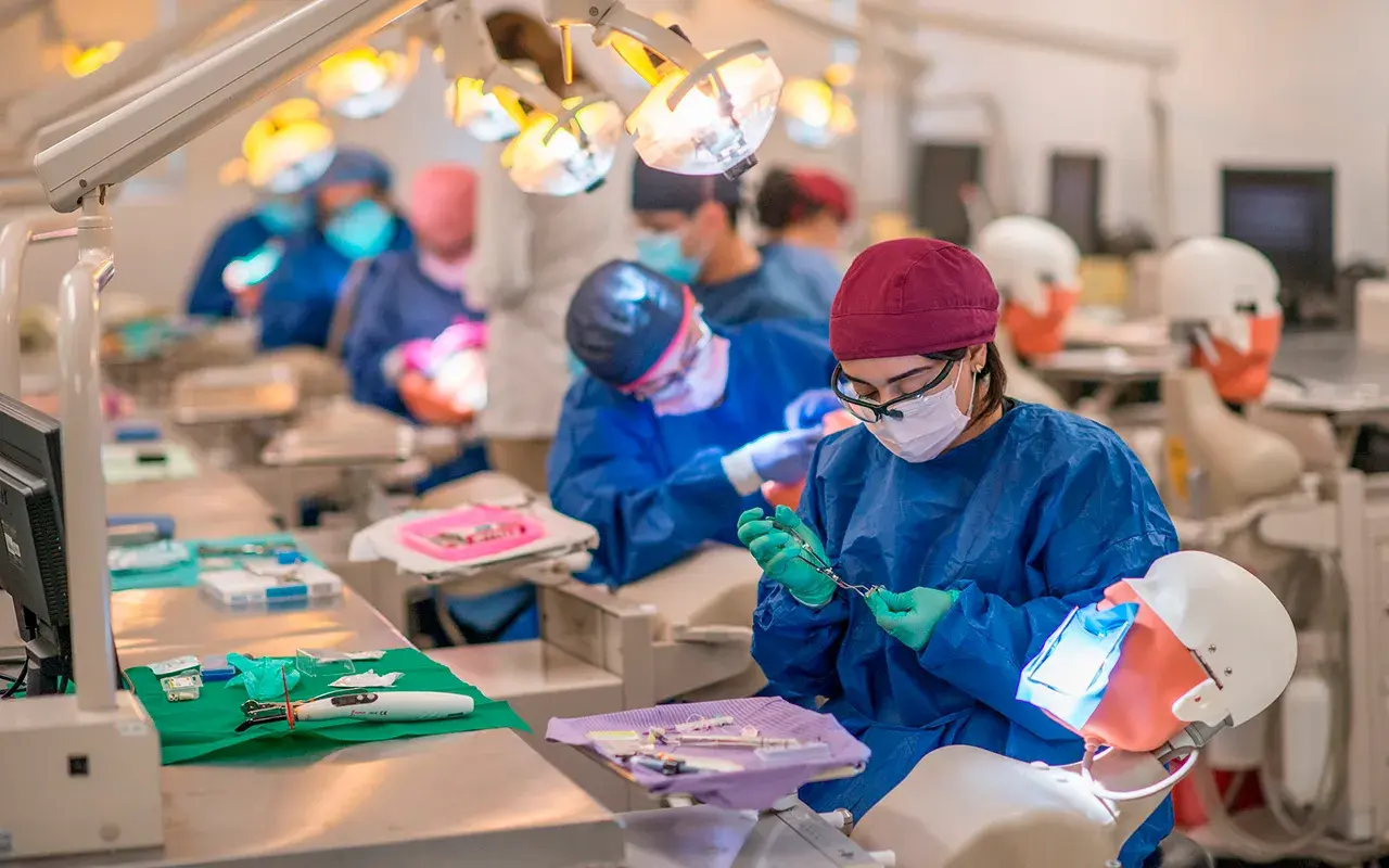 Alumnos practicando con simuladores.