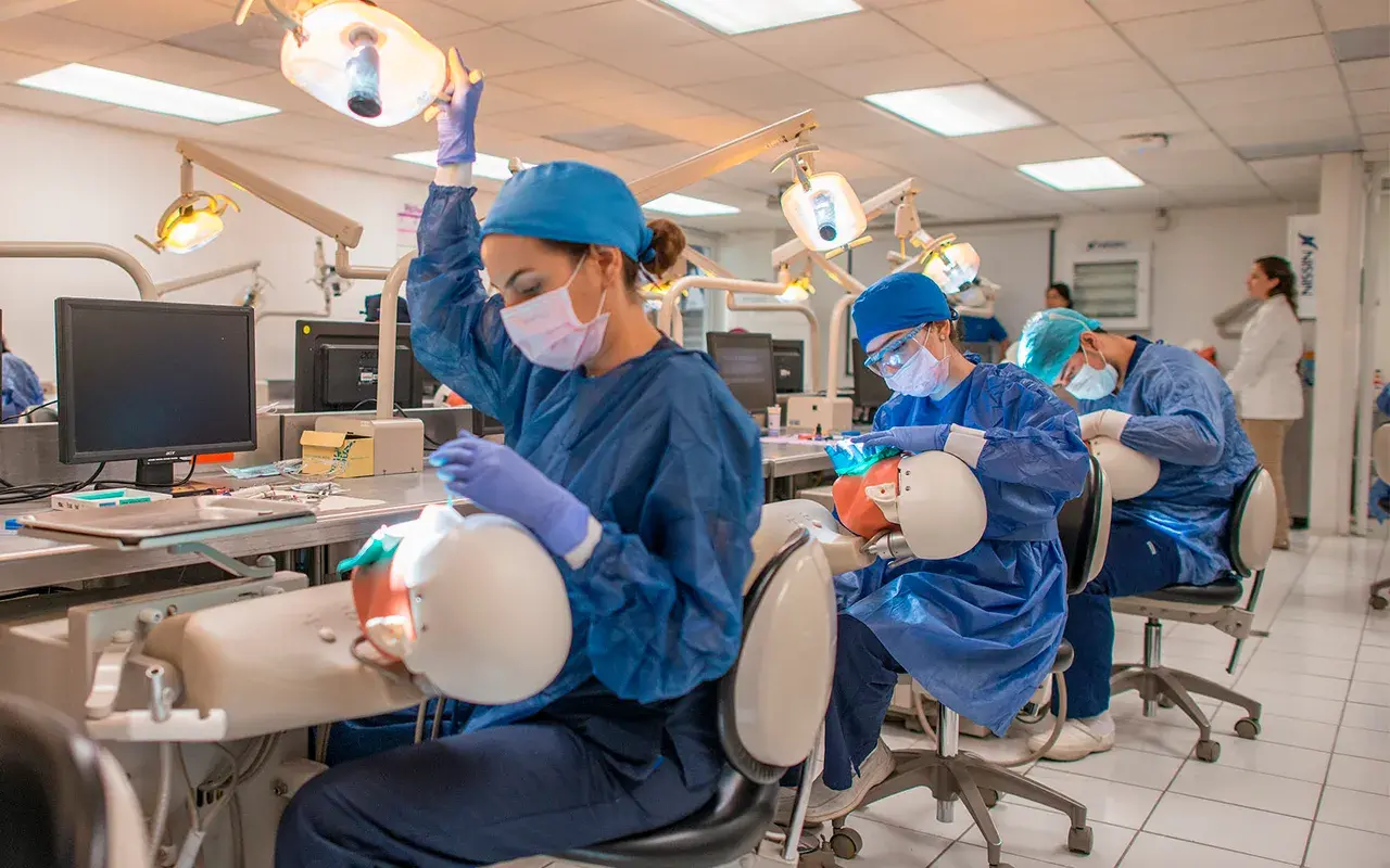 Clase de alumnos en simuladores.