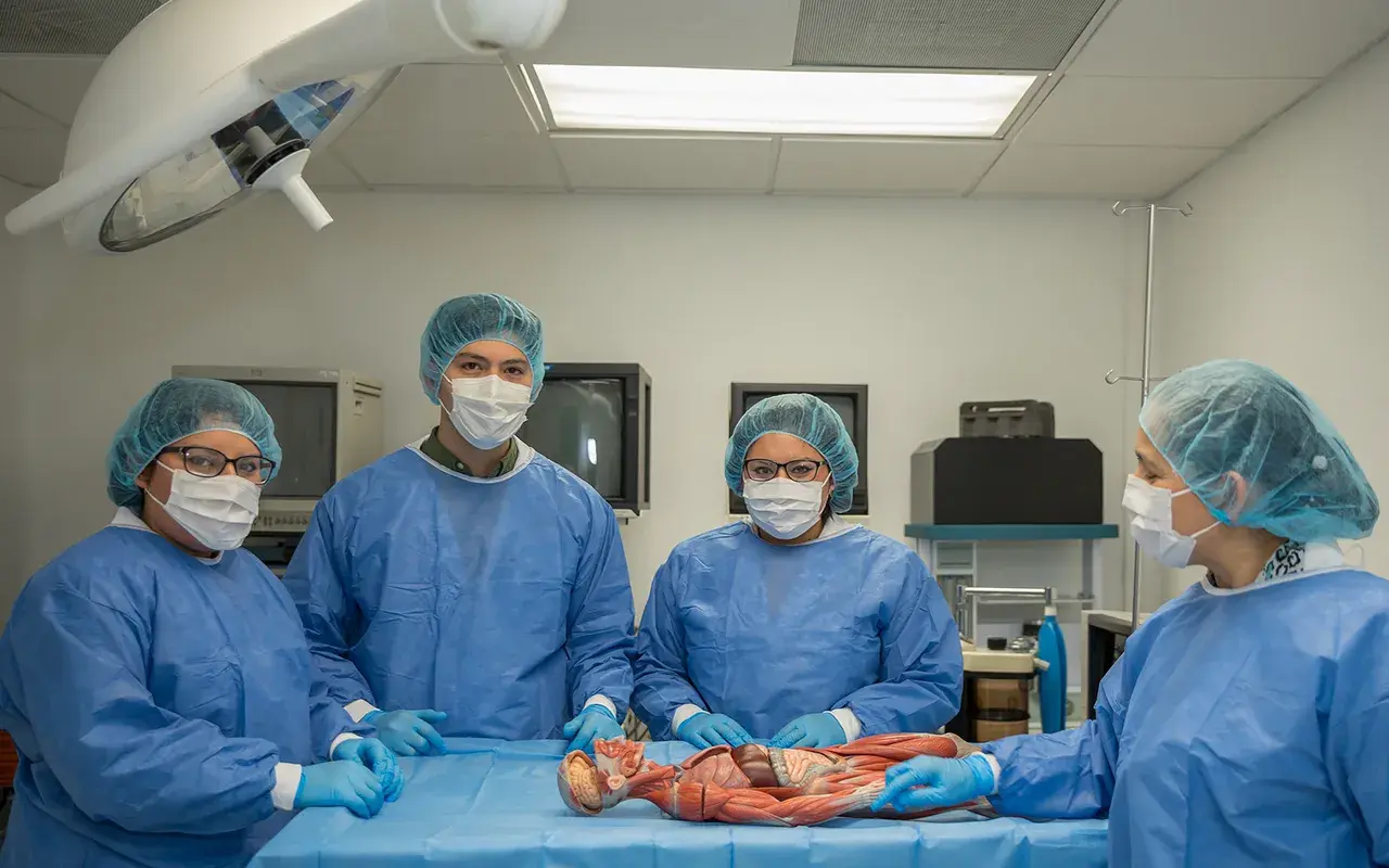 Alumnos en práctica dentro del quirófano experimental.