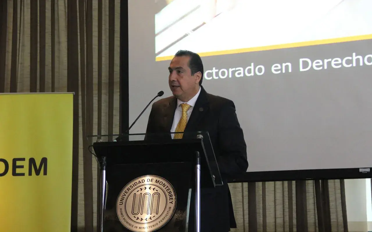 Fotografía de charla en la inauguración del Doctorado en Derecho