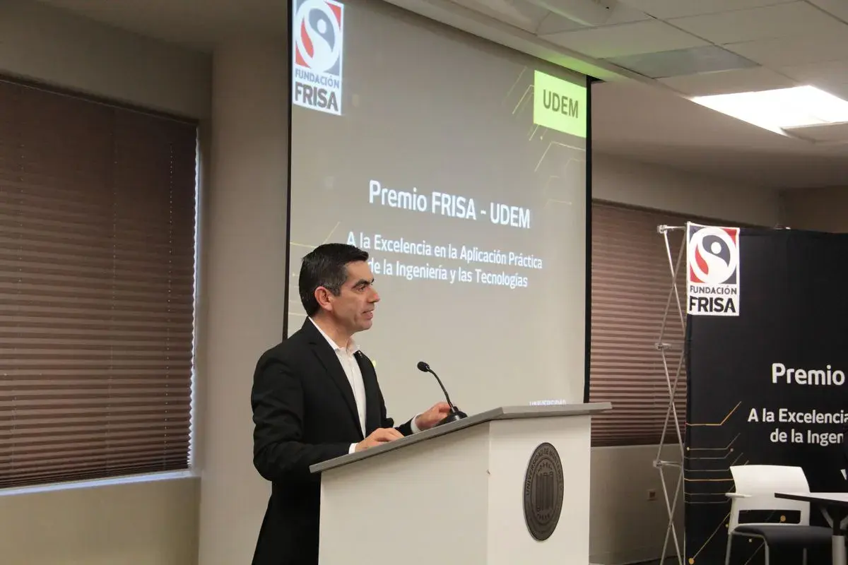 Benito Flores, director de la Escuela de Ingeniería y Tecnologías UDEM