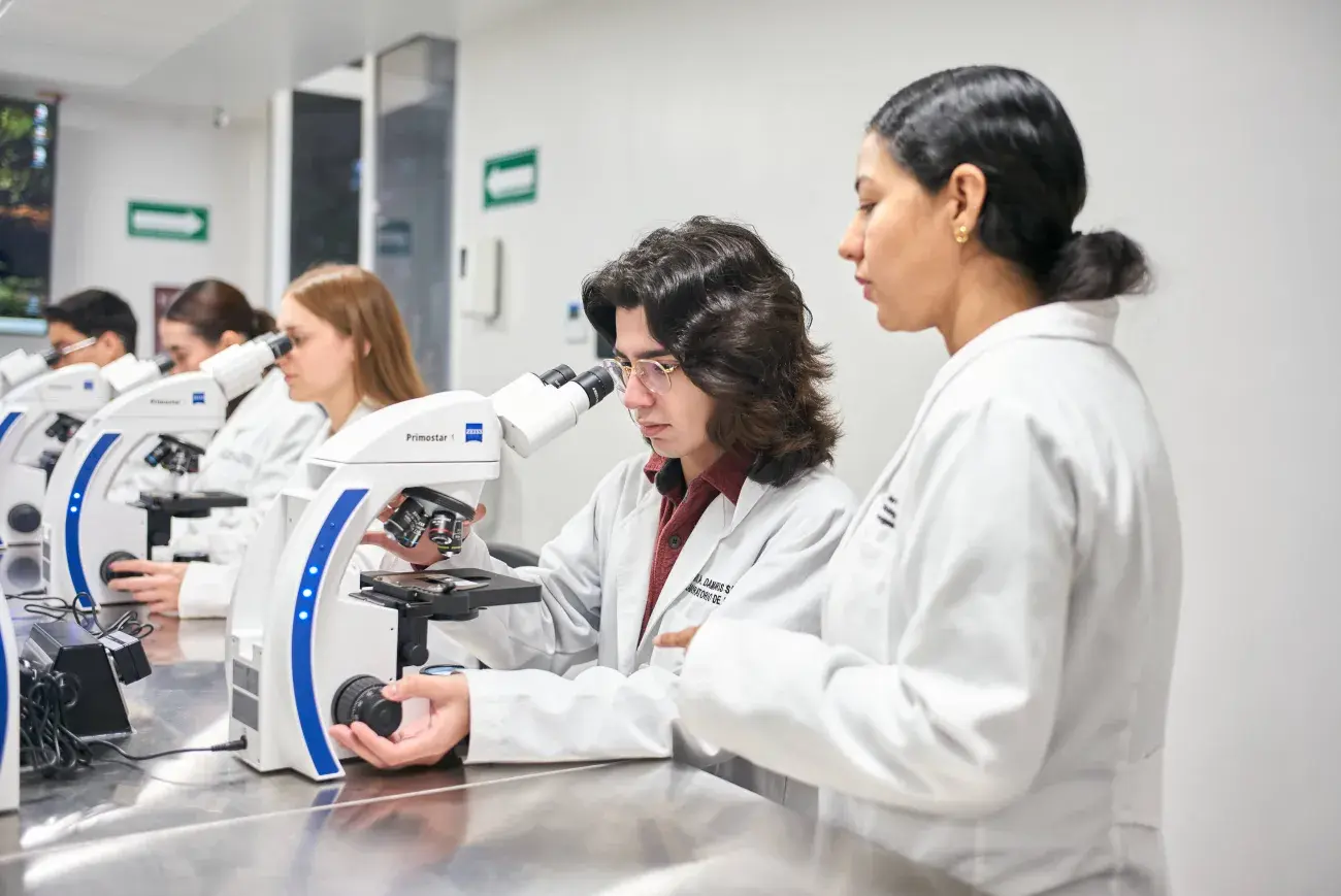 Alumna usando máquina.