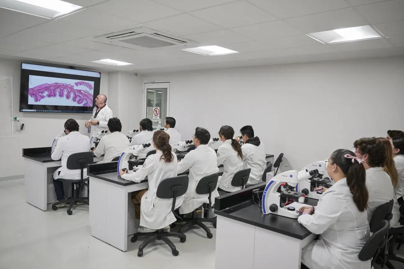	alumnos_en_lab_hispatologia